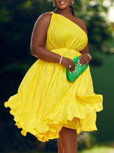 One-Shoulder Plissiertes Swing-Midikleid mit Gürtel